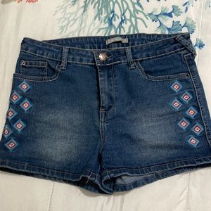 Jean shorts with embroidery